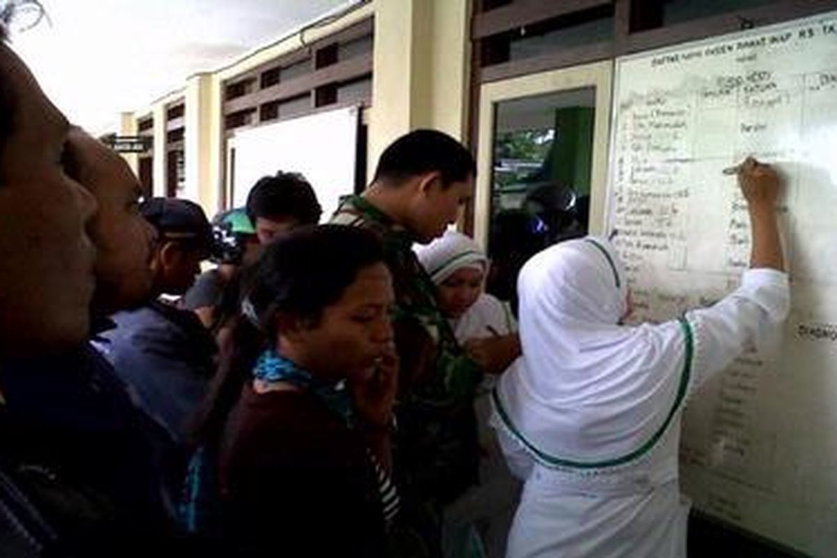 Keluarga korban terbakarnya KM Marina Nusantara tengah melihat anggota keluarga mereka di RS TNI AD dr R Soeharsono, Banjarmasin