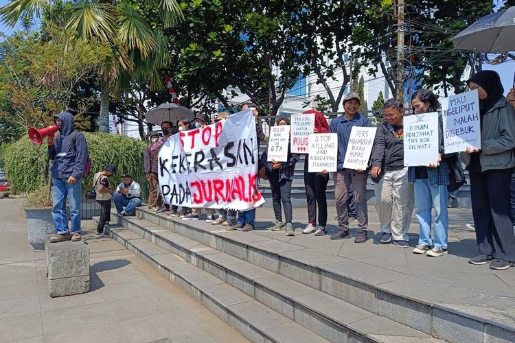 Puluhan jurnalis Bandung berunjuk rasa di depan Mapolrestabes Bandung, Kamis (31/8/2023). Mereka mengecam kekerasan polisi pada wartawan dalam kerusuhan Dago Elos, Bandung. 