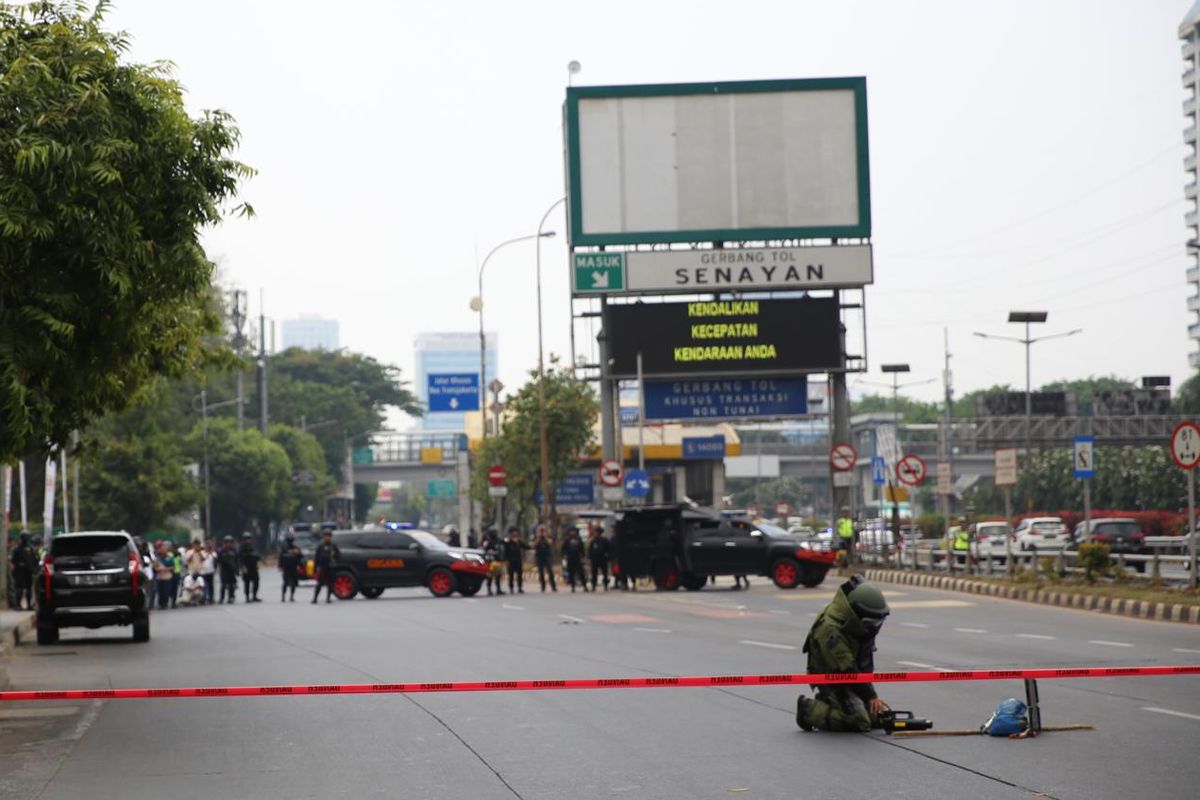 Kepolisian memeriksa tas mencurigakan yang tergeletak di tengah Jalan Gatot Subroto, tepatnya dekat Gerbang Tol Senayan, Sabtu (28/9/2019) siang.