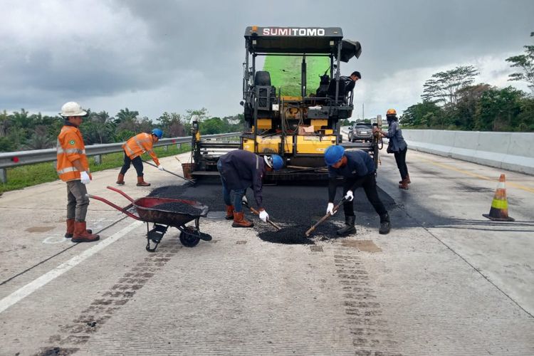 Proses perbaikan Tol Terbanggi Besar-Pematang Panggang- Kayu Agung (Terpeka) yang dilakukan Hutama Karya. Ruas tol ini dipastikan bebas lubang saat mudik lebaran, Rabu (20/3/2024).