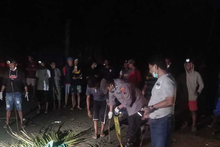 Penemuan mayat perempuan di pantai Desa Pagubugan, Kecamatan Binangun, Kabupaten Cilacap, Jawa Tengah, Jumat (25/11/2022) malam.