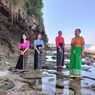 Perempuan Manggarai Timur, NTT Rayakan Hari Kartini di Pantai Lia Mbala