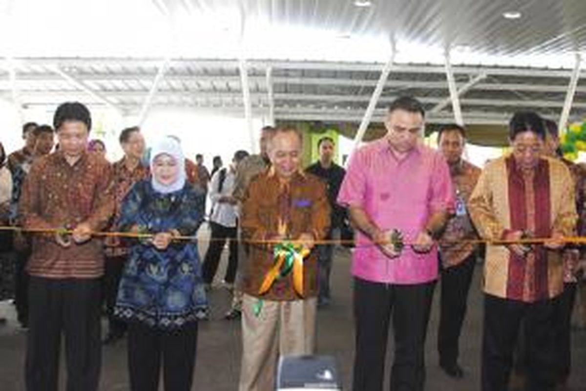 PT Sentul City Tbk (BKSL) meresmikan pusat perbelanjaan baru Giant Ekstra. Tampak dalam  gambar Menteri  Koperasi dan Usaha  Kecil Menengah Syarief Hassan (tengah) didampingi Wakil Bupati Bogor Nurhayanti (ketiga dari kiri), CEO Giant Philippe Broianigo (ketiga dari kanan), Direktur Utama Sentul City Cahyadi Kumala (kedua dari kanan) dan Wakil Direktur Utama Andrian Budi Utama (kedua dari kiri) memotong pita.  