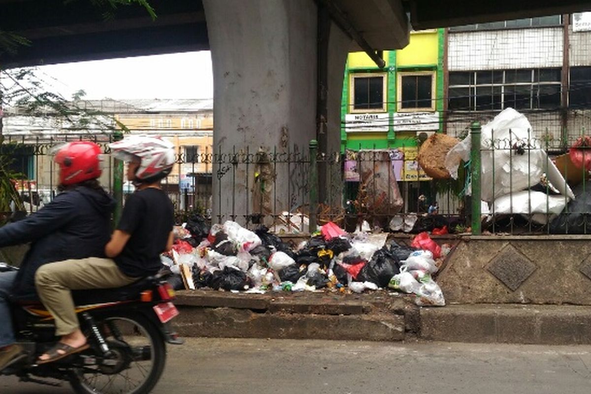 Sampah berserakan di bawah jalan layang Ciputat, Tangsel, Kamis (22/2/2018).