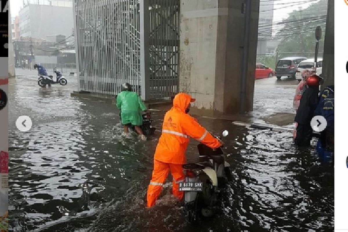 Banjir melanda Jalan Cipete Raya, tepatnya di bawah Stasiun MRT Cipete, Jakarta Selatan,  Senin (27/4/2020) sore.