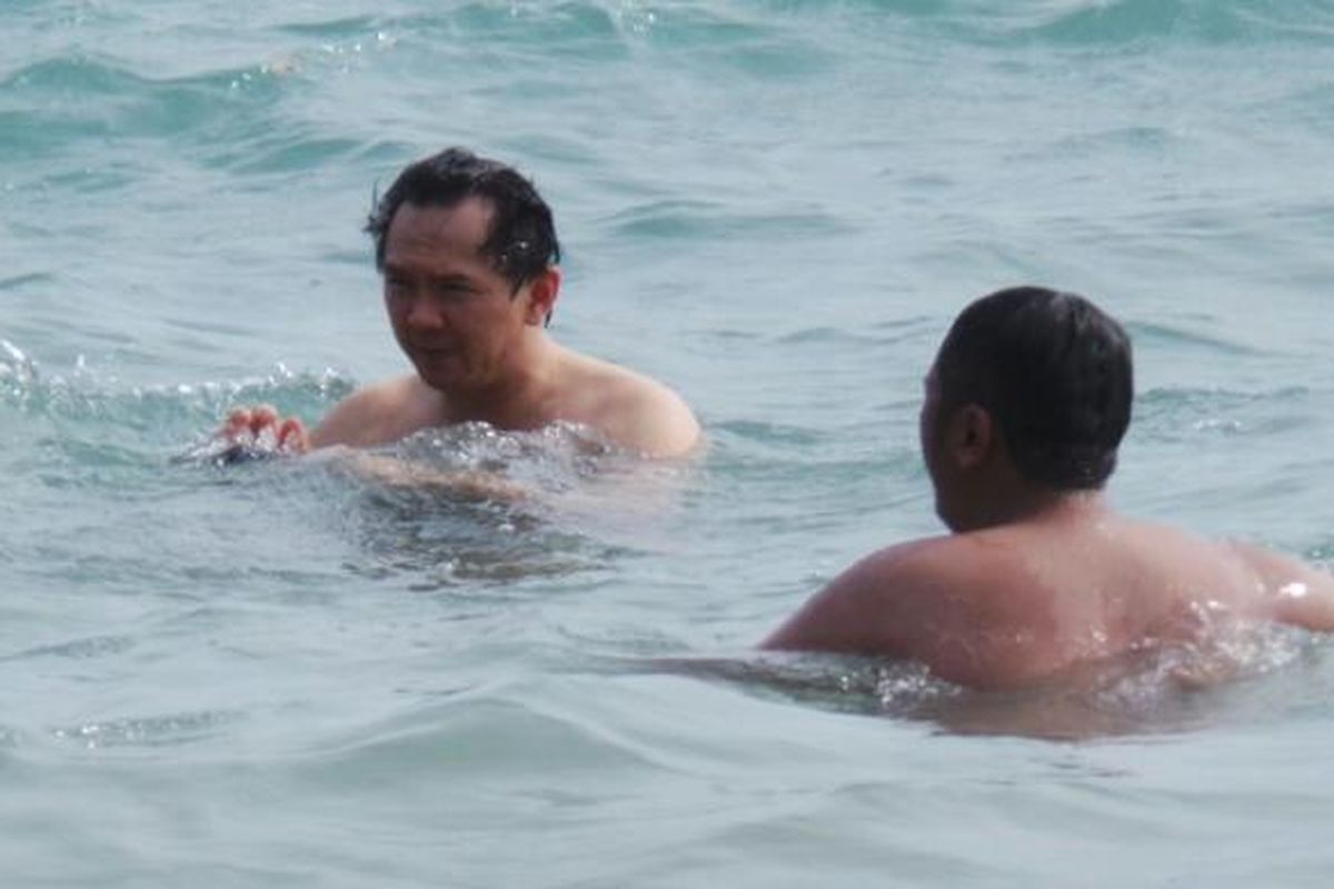 Wakil Gubernur DKI Jakarta Basuki Tjahaja Purnama asik berenang di pantai pribadinya di Belitung Timur.