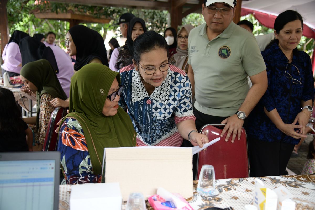 Wali Kota Semarang Agustina Wilujeng berinteraksi dengan warga.