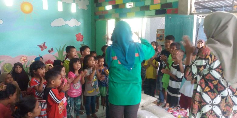 Menghibur anak-anak korban gempa lombok di Lombok Tengah
