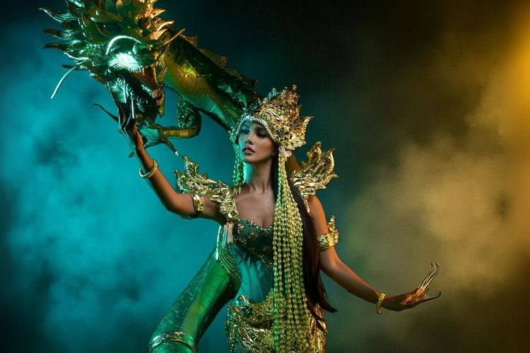 Gaya Vina Anggi Sitorus Kenakan Kostum “Nyi Roro Kidul” di Miss Grand International 2025