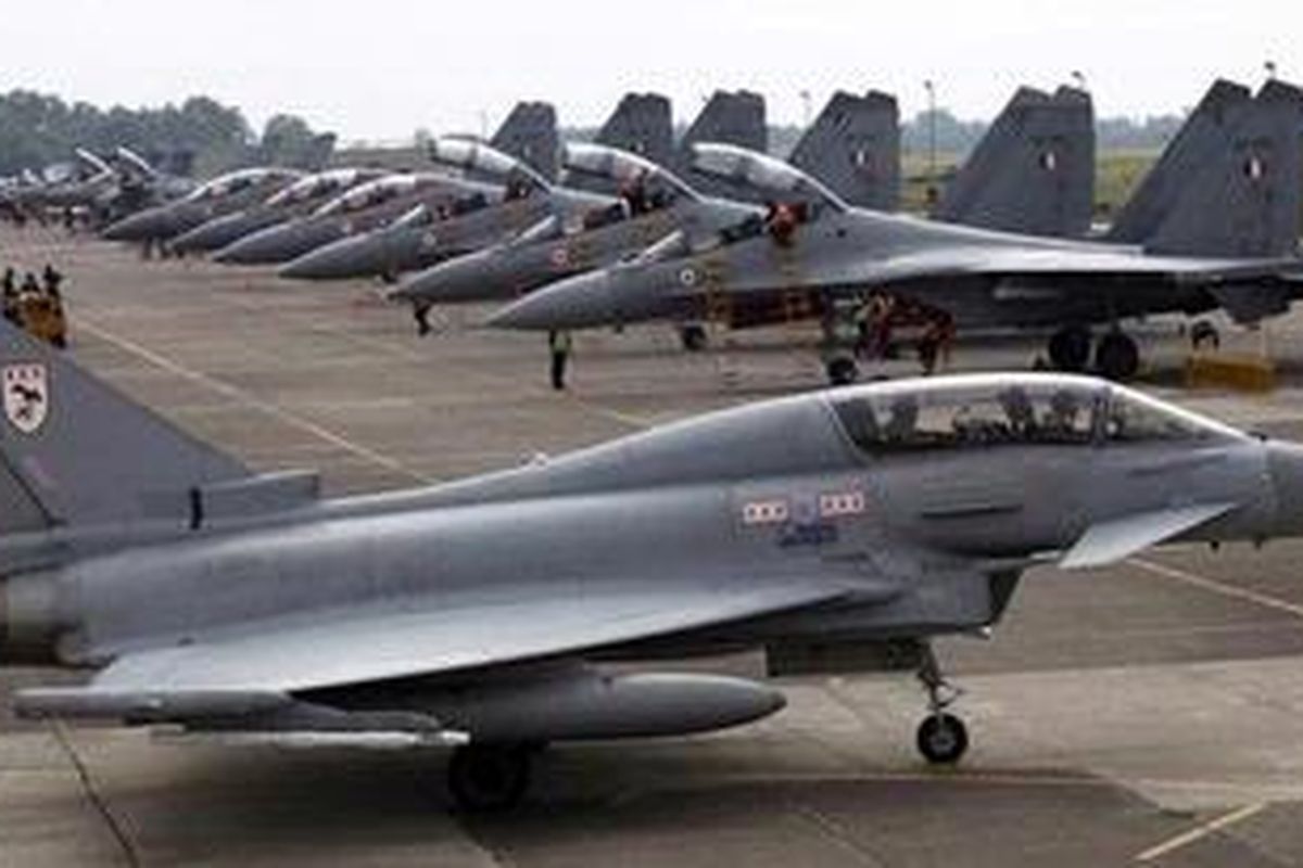 A British Royal Air Force Eurofighter Typhoon moves past Indian Air Forces Sukhoi SU-30 and Mirage 2000 fighter jets during an Indo-UK joint air force exercise at Kalaikunda airbase, about 130 km west from the eastern Indian city of Kolkata, November 2, 2010.