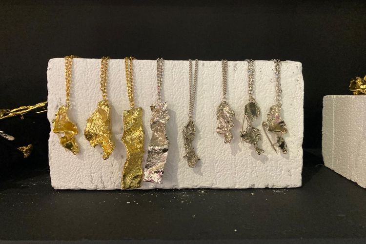 Aksesori dari Gelap Ruang Jiwa di Brightspot SuperMRKT di Agora Mall, Jakarta Pusat, Kamis (27/11/2025).