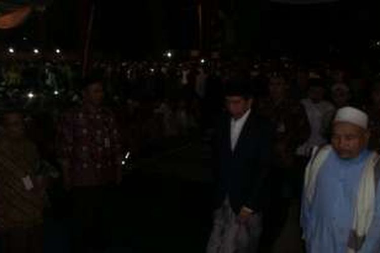 Presiden Joko Widodo saat hendak menunaikan ibadah salat tarawih di aula Pondok Pesantren Attauhidiyah, Tegal, Kamis (16/62016).