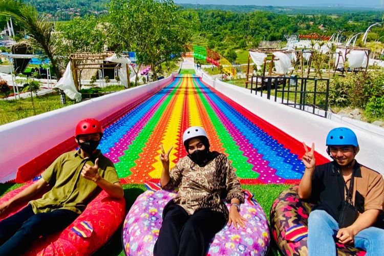 Wahana Rainbow Slide di Havana Hills