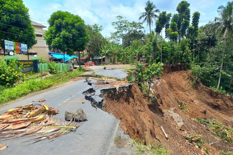 Longsor setengah badan jalan masih menganga di depan SDN 2 Parungponteng menggerus 2 rumah warga dan 1 warung tak bersisa di Jalan Kecamatan Parungponteng-Sodonghilir Kabupaten Tasikmalaya, Jawa Barat, Kamis (3/11/2022).