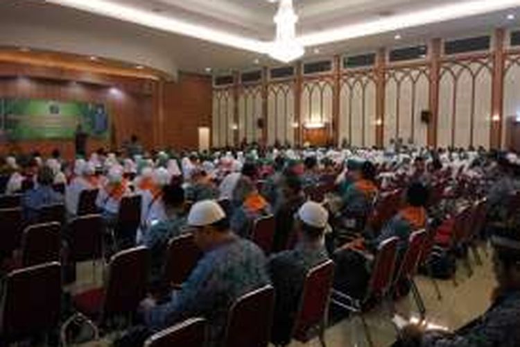 Suasana pelepasan kloter pertama jemaah haji Indonesia oleh Menteri Agama Lukman Hakim Saifuddin di Asrama Haji Pondok Gede, Jakarta, Selasa (9/8/2016).