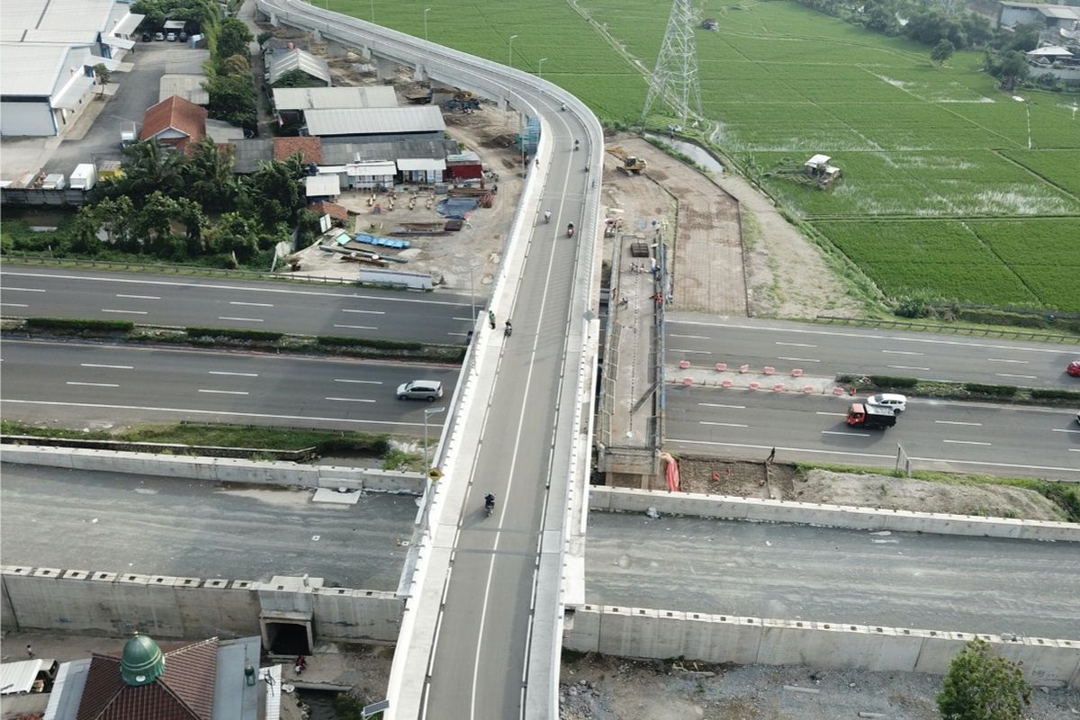 Pengerjaan jalan di Tol Padaleunyi