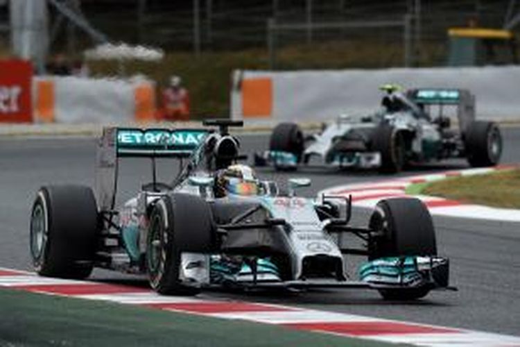 Pebalap Mercedes asal Inggris, Lewis Hamilton (depan), memimpin balapan pada GP Spanyol di Sirkuit Catalunya, disusul rekan satu timnya, Nico Rosberg, Minggu (11/5/2014).