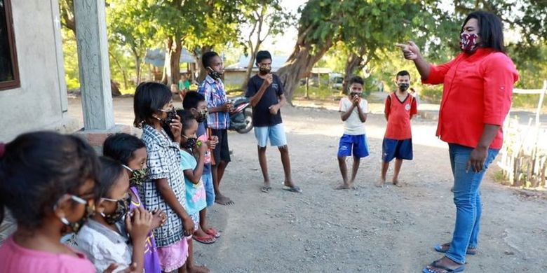 Aktivitas Mayora saat mengajar anak-anak di Maumere, NTT.