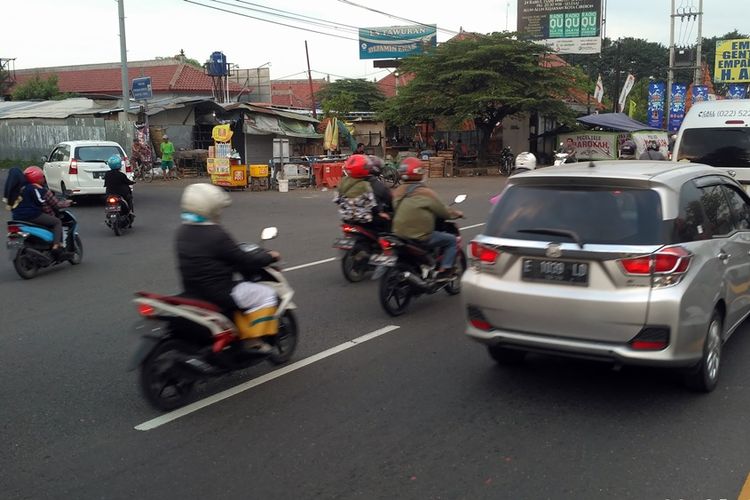 Sejumlah kendaraan roda dua dan empat melintas di depan Pasar Darurat Pasalaran, Kecamatan Weru, Kabupaten Cirebon, Jawa Barat, Rabu (22/5/2019). Pasar tradisional ketiga ini juga berpotensi menjadi titik hambatan para pemudik. 