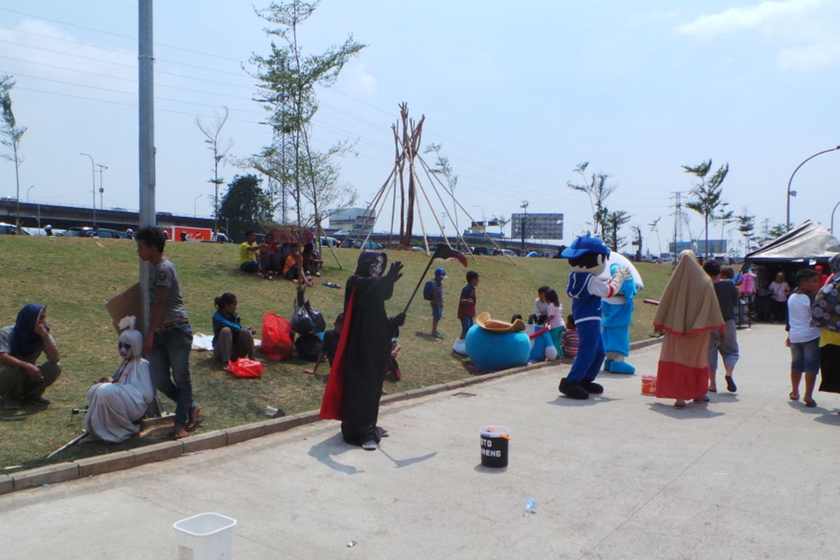 Warga habiskan hari libur dengan bermain di kawasan Kalijodo, Jakarta Barat, Senin (24/4/2017).