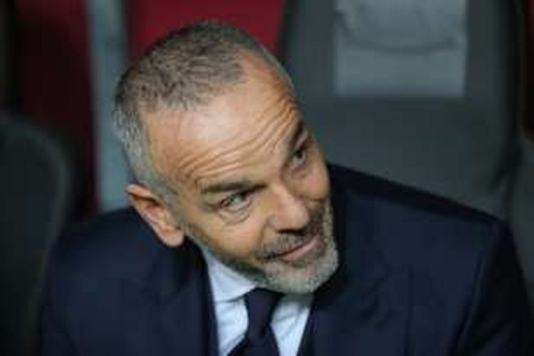 Stefano Pioli memimpin Lazio dalam laga kontra Galatasaray di babak 32 besar Liga Europa, 18 Februari 2016.