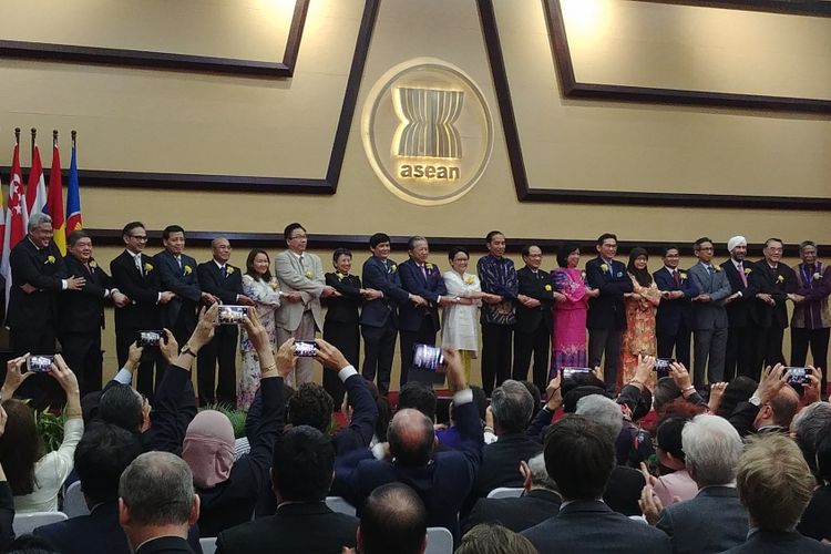 Presiden Joko Widodo menghadiri peringatan 50 Tahun ASEAN Tahun 2017, di Sekretariat ASEAN, Jakarta, Jumat (11/8/2017).