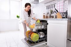 Cara Menggunakan Dishwasher atau Mesin Pencuci Piring