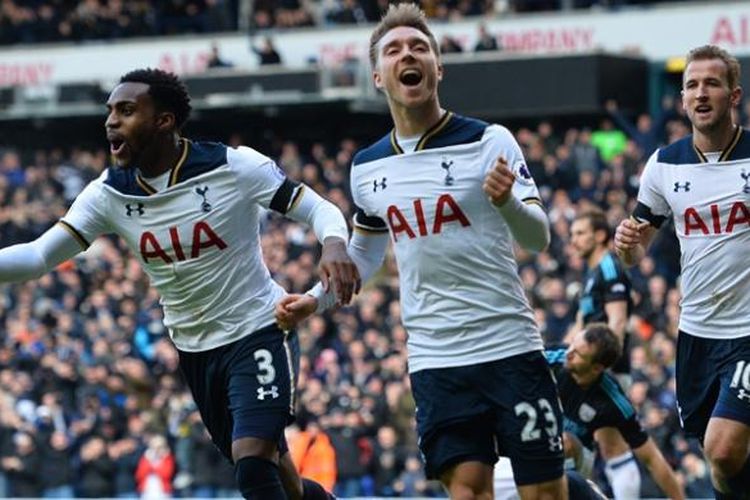 Gelandang Tottenham Hotspur, Christian Eriksen (tengah), melakukan selebrasi bersama bek Danny Rose (kiri) dan striker Harry Kane setelah tendangannya mengenai bek West Bromwich Albion, Gareth McAuley (tak terlihat), sehingga tercipta gol bunuh diri, dalam laga Premier League di White Hart Lane, London, Sabtu (14/1/2017).