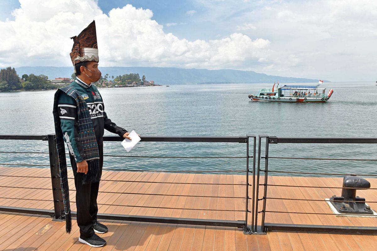 Presiden Joko Widodo meninjau sekaligus meresmikan penataan Kawasan Pantai Bebas Parapat di kawasan Danau Toba, Kabupaten Simalungun, Sumut, Rabu (2/2/2022). Dalam kunjungannya di Sumut ini Jokowi melakukan sejumlah peresmian, antara lain Jalan Bypass Balige, penataan Kawasan Pantai Bebas Parapat, dan Instalasi Pengolahan Air Limbah (IPAL) Parapat.