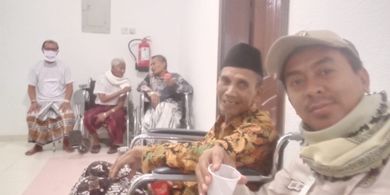 Mbah Chulaeli Menangis, Petugas Haji Siapkan Oleh-oleh untuk Keluarganya