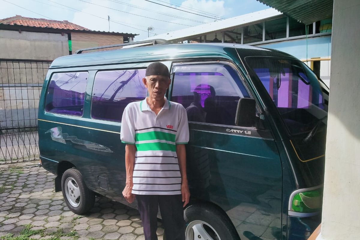 Musa (68), sopir angkot rute Kalisari - Pasar Rebo yang dibayar Rp200 oleh penumpang angkotnya pada Rabu (20/1/2021) pagi. Musa kemudian tak mau menerima dan mengikhlaskan uang tersebut.