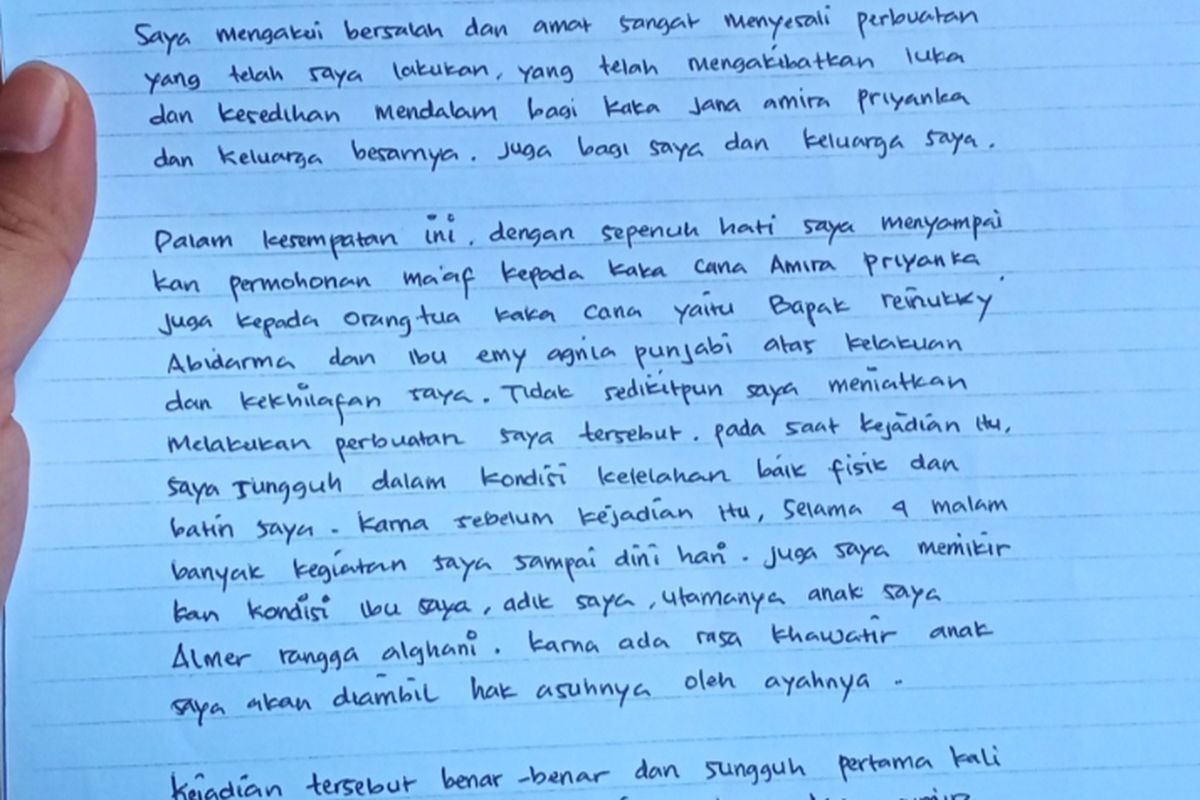 Isi pledoi berupa tulisan tangan yang dibuat terdakwa Indah Permata Sari (27) dan dibacakan saat sidang di hadapan majelis hakim Pengadilan Negeri Kelas IA Malang, Rabu (17/7/2024). Ia jadi terdakwa kasus penganiayaan anak selebgram Emy Aghnia Punjabi yakni JAP (3,5).