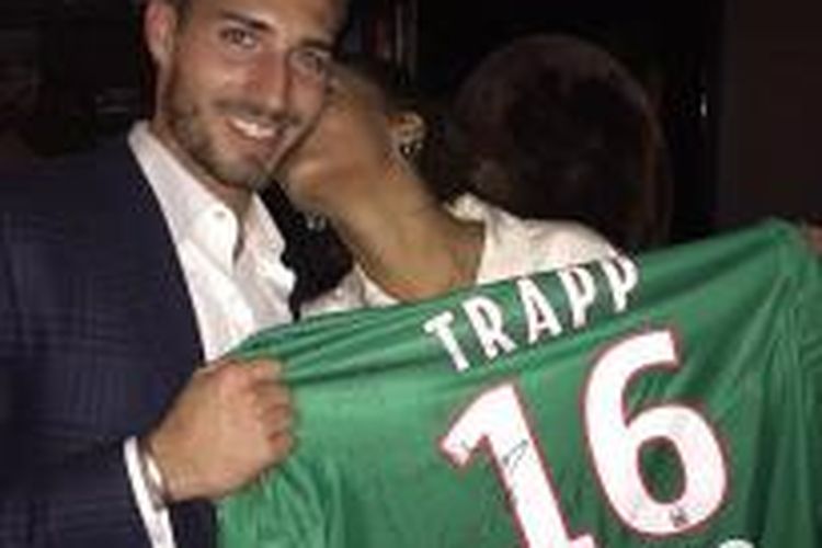 Kiper PSG, Kevin Trapp, mendapatkan ciuman di pipi dari penyanyi Rihanna, Minggu (4/10/2015). 