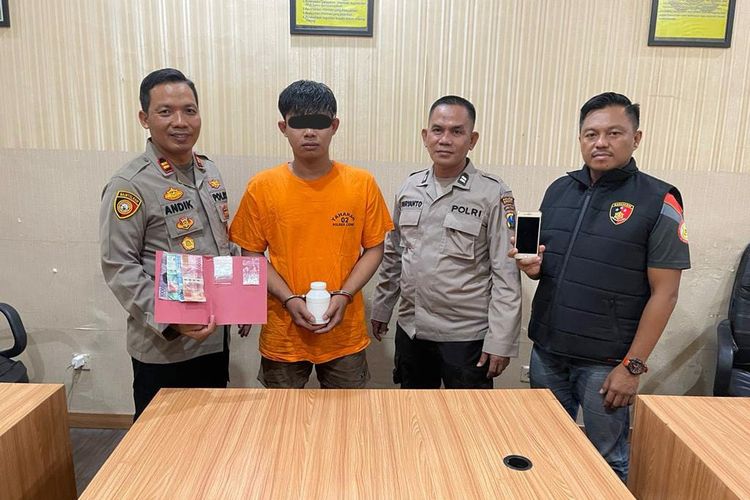 Pelaku serta barang bukti dan pil koplo saat diamankan di kantor Polsek Cerme, Gresik, Jawa Timur.