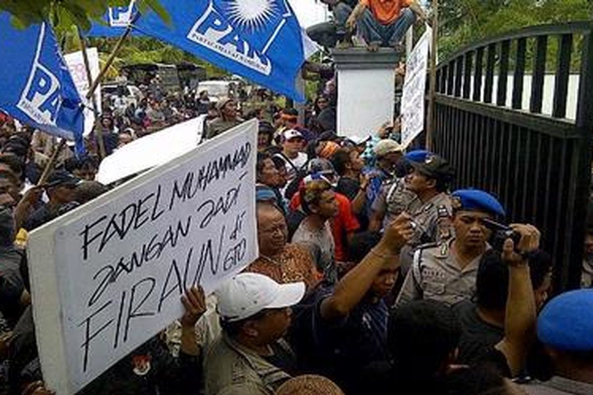 Massa pengunjuk rasa mengancam akan menduduki gedung KPU Provinsi Gorontalo, Rabu (14/9/2011).