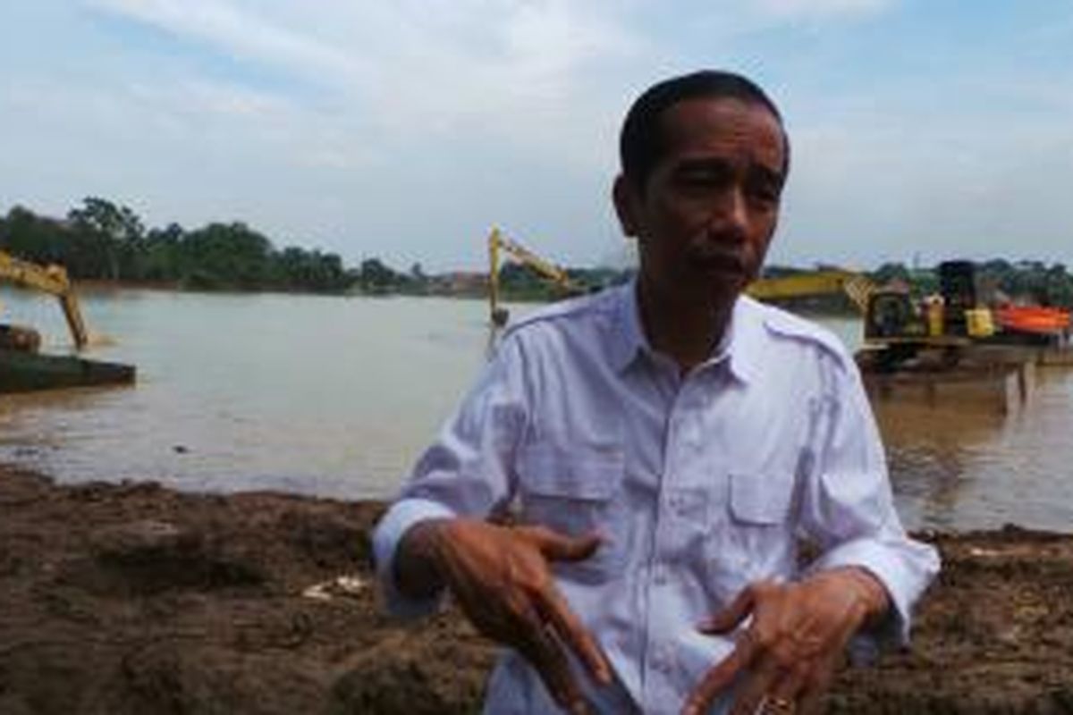 Gubernur DKI Jakarta Joko Widodo saat blusukan ke Waduk Rawa Babon, Ciracas, Jakarta Timur, Rabu (4/12/2013).