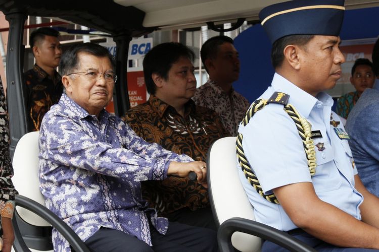 Wakil Presiden Jusuf Kalla usai mengunjungi lokasi pameran otomotif Indonesia International Motor Show (IIMS) 2017 di JI Expo Kemayoran, Jakarta, Kamis (27/4/2017). Pemeran otomotif yang akan berlangsung hingga 7 Mei 2017 itu diikuti pelaku industri otomotif di tanah air dengan manampilkan produk unggulan.