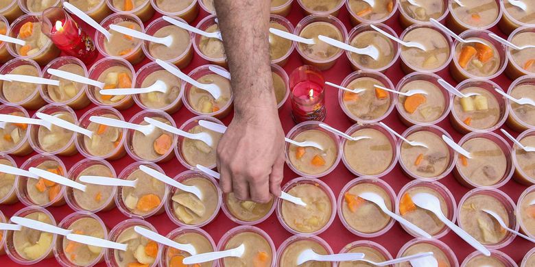 Umat Kelenteng Kim Tek Ie dan Muslim Tionghoa Indonesia membagikan hidangan takjil dan makanan untuk buka puasa di halaman Kelenteng Kim Tek Ie, Petak Sembilan, Glodok, Jakarta Barat, Minggu (12/5/2019).