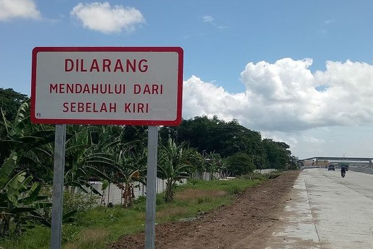 Salah satu contoh rambu di jalan tol