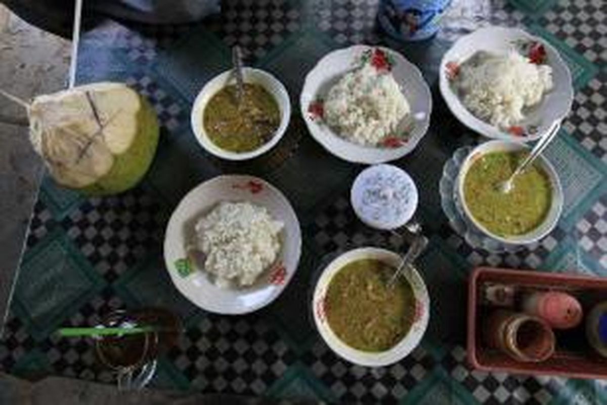 Hidangan empal gentong di sebuah warung makan milik di Jalan Raya Indramayu - Cirebon, Eretan, Kabupaten Indramayu, Jawa Barat. Empal gentong adalah kuliner berupa daging sapi dengan kuah yang merupakan makanan khas setempat yang bisa didapat di sepanjang jalur pantai utara dari Indramayu menuju Cirebon. 