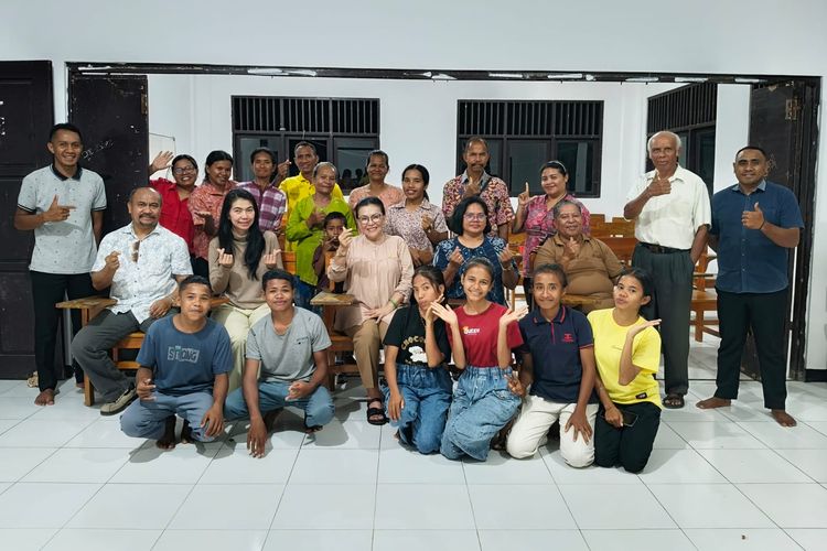 Prof Angel Damayanti (duduk nomor dua dari kiri) saat menghadiri pembekalan guru dan siswa SMK Hasael