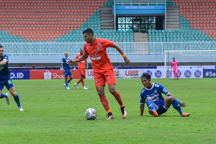 Matheus Pato penyerang Borneo FC Samarinda memenangkan duel melawan bek kanan Persib Bandung Henhen Herdiana dalam pertandingan pekan ke-20 Liga 1 2022-2023, Kamis (26/1/2023) di Stadion Pakansari, Kabupaten Bandung. 