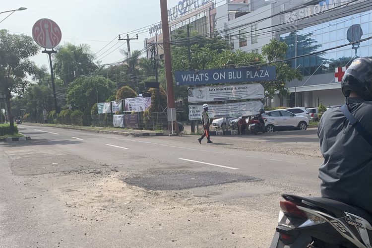 Jalan Chairil Anwar Margahayu, Kecamatan Bekasi Timur, Kota Bekasi, yang sebelumnya berlubang kini sudah ditambal jelang dua minggu Lebaran, Senin (25/3/2024). Kerusakan yang parah di depan Blu Plaza sudah tak lagi terlihat. 