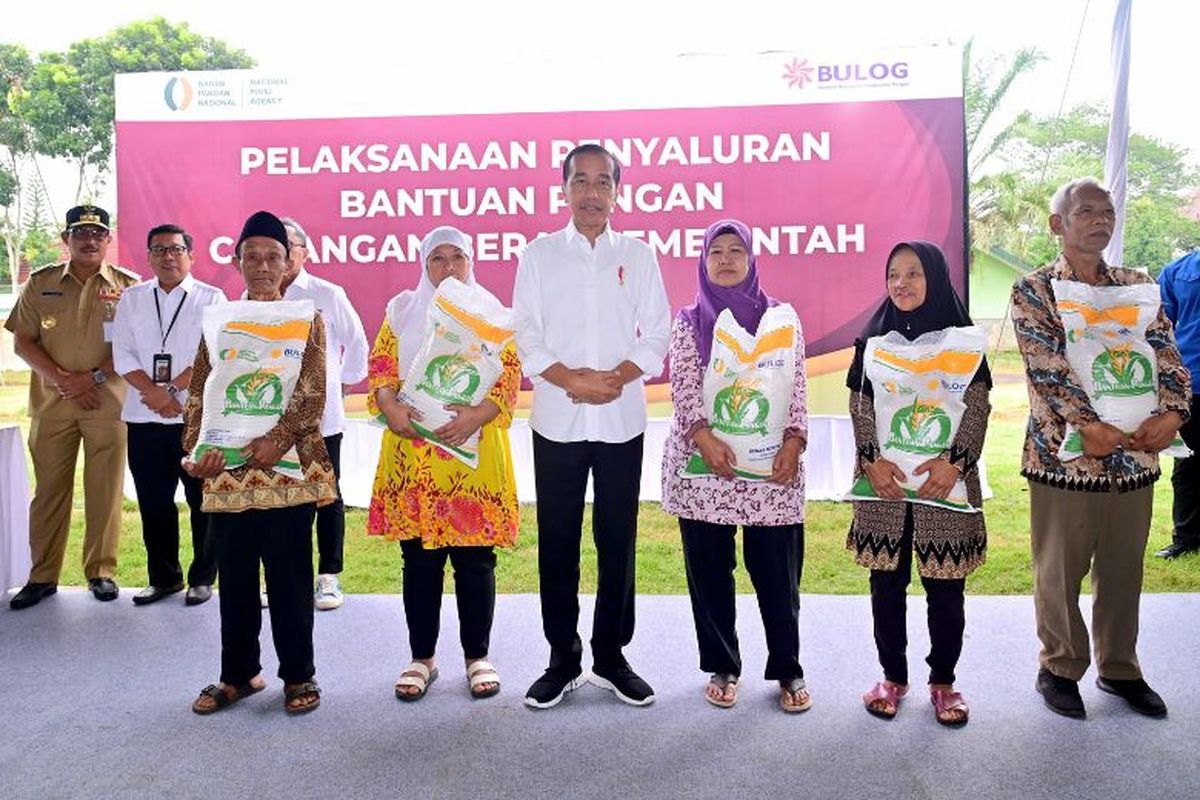 Presiden Joko Widodo (Jokowi) serahkan bantuan pangan beras di Jawa Tengah, Senin (22/1/2024). Tahun ini, Perum Bulog melanjutkan program bantuan pangan beras hingga Juni 2024 yang sedianya sudah dilaksanakan sejak 2023. 