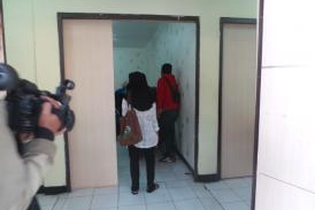 Ruang Jenazah RS Polri, Jakarta Timur. Nampak keluarga AAP, gadis SMP yang ditemukan tewas di Bogor hendak mengambil jenazah korban. Senin (26/10/2015)