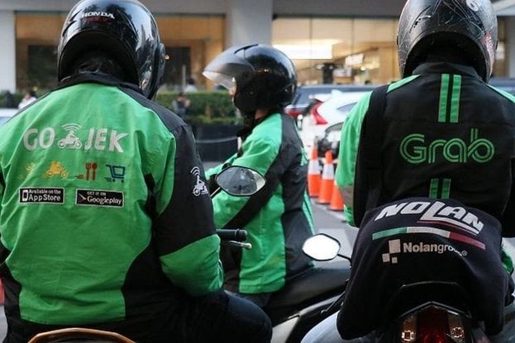 Sekumpulan driver ojok online (ojol) yang sedang menunggu orderan penumpang di sekitar Jalan Tunjungan Surabaya, Jumat (14/3/2025)