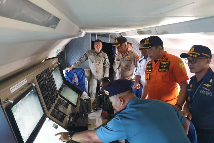 Tim SAR gabungan mengerahkan satu unit pesawat CN 235-220 maritime Patrol Aircraft milik TNI AL untuk mencari satu anak buah kapal (ABK) KM Sanjaya 33 yang masih hilang di peraiaran laut tersebut, Rabu (18/3/2020).