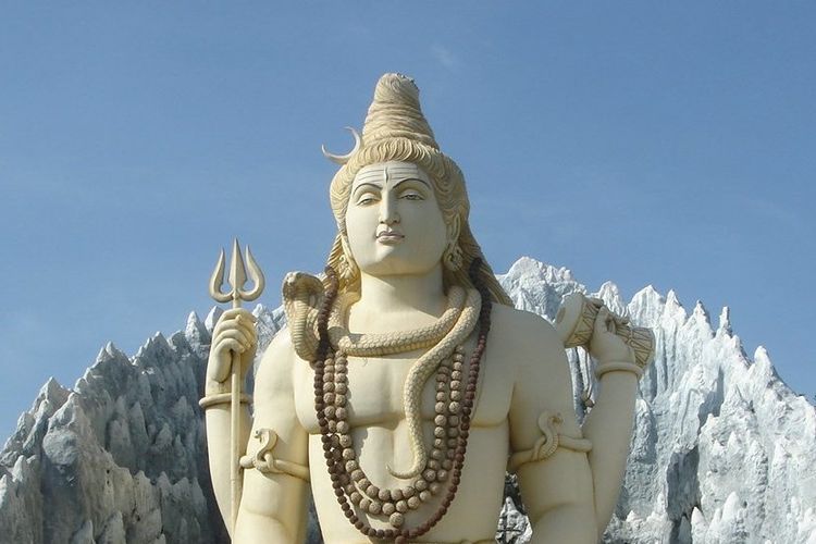 Patung Dewa Siwa setinggi 65 kaki yang terletak di Murugeshpalya, Bangalore, India bagian selatan.