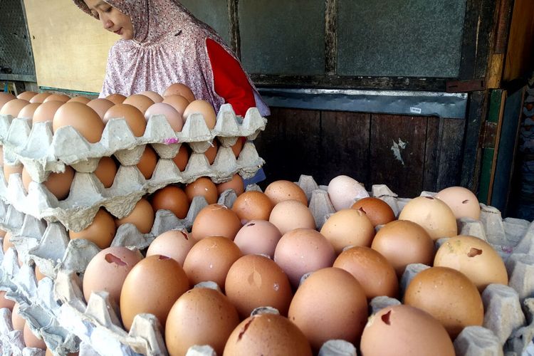 Pedagang telur di Pasar Templek, Kota Blitar, Jawa Timur, Jumat (3/6/2022)