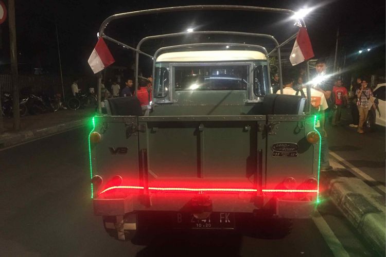 Calon presiden dan calon wakil presiden Joko Widodo-Maruf Amin tiba di gedung Komisi Pemilihan Umum (KPU) RI, Jumat (21/9/2018) malam menggunakan mobil Land Rover Series tahun 1983.